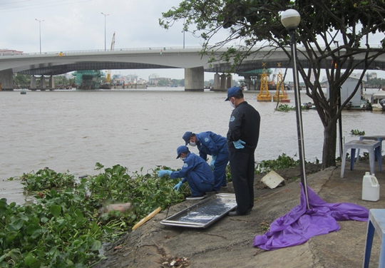 Xác nam thanh niên không áo, cổ quấn khăn nổi trên sông Sài Gòn