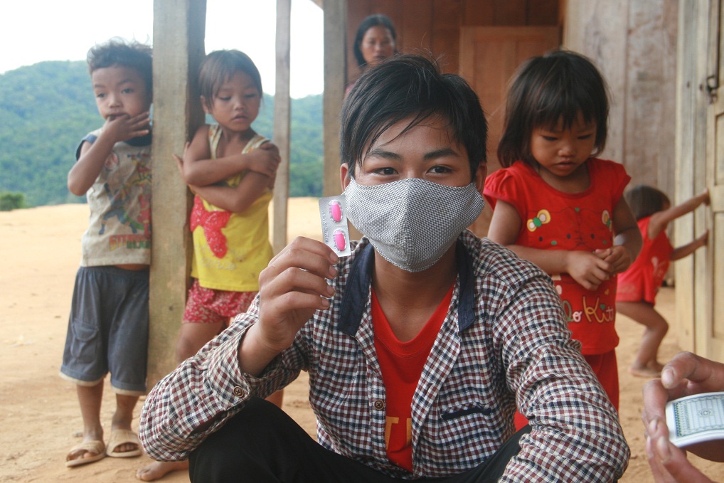 C&aacute;c bệnh nh&acirc;n bỏ về nh&agrave; được ph&aacute;t thuốc điều trị bệnh bạch hầu