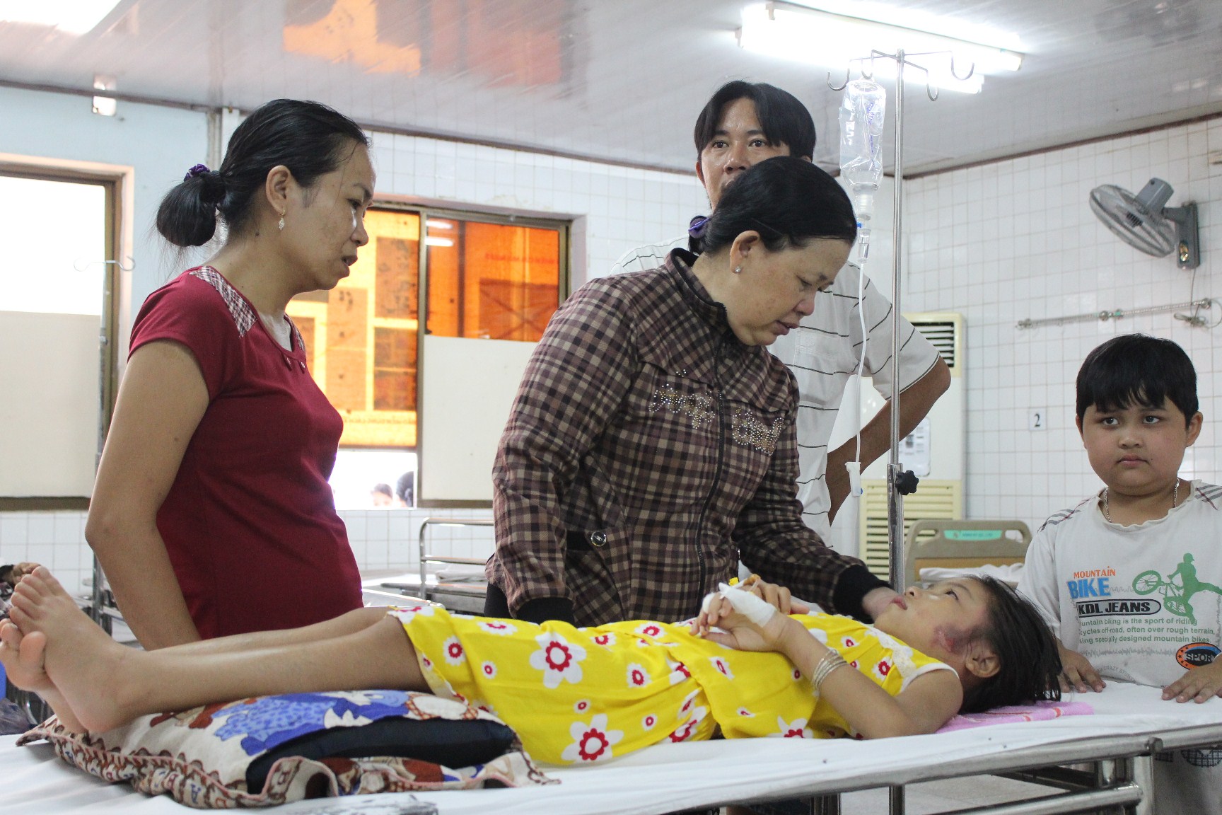 B&eacute; lại về b&ecirc;n v&ograve;ng tay mẹ v&agrave; b&agrave; nội