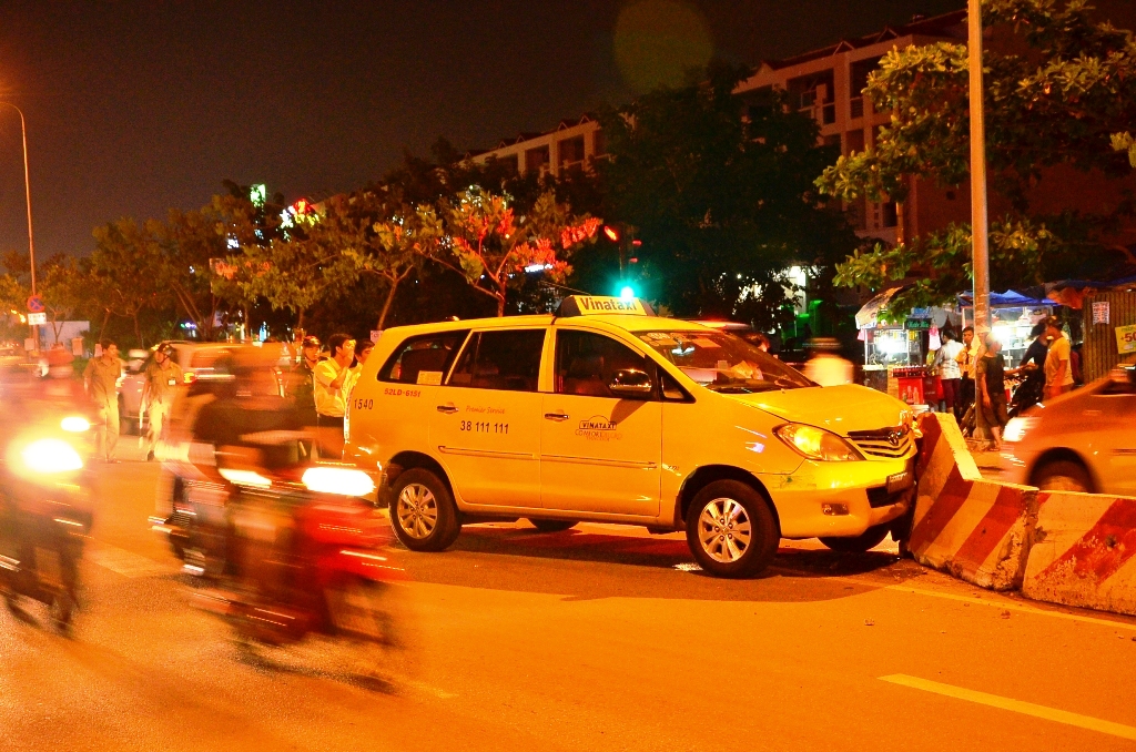 3 người trong gia đ&igrave;nh Việt kiều Ph&aacute;p một phen hoảng sợ khi chiếc taxi mất l&aacute;i đ&acirc;m v&agrave;o dải ph&acirc;n c&aacute;ch