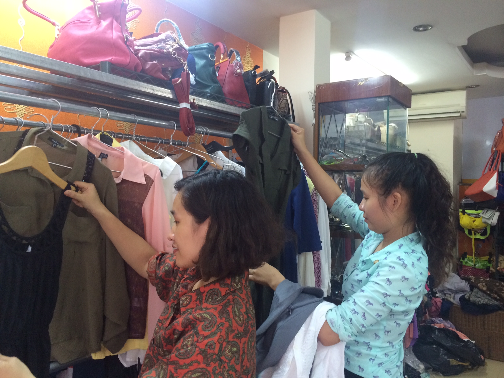 Kh&aacute;ch mua h&agrave;ng tại một cửa h&agrave;ng thời trang ch&iacute;nh hiệu