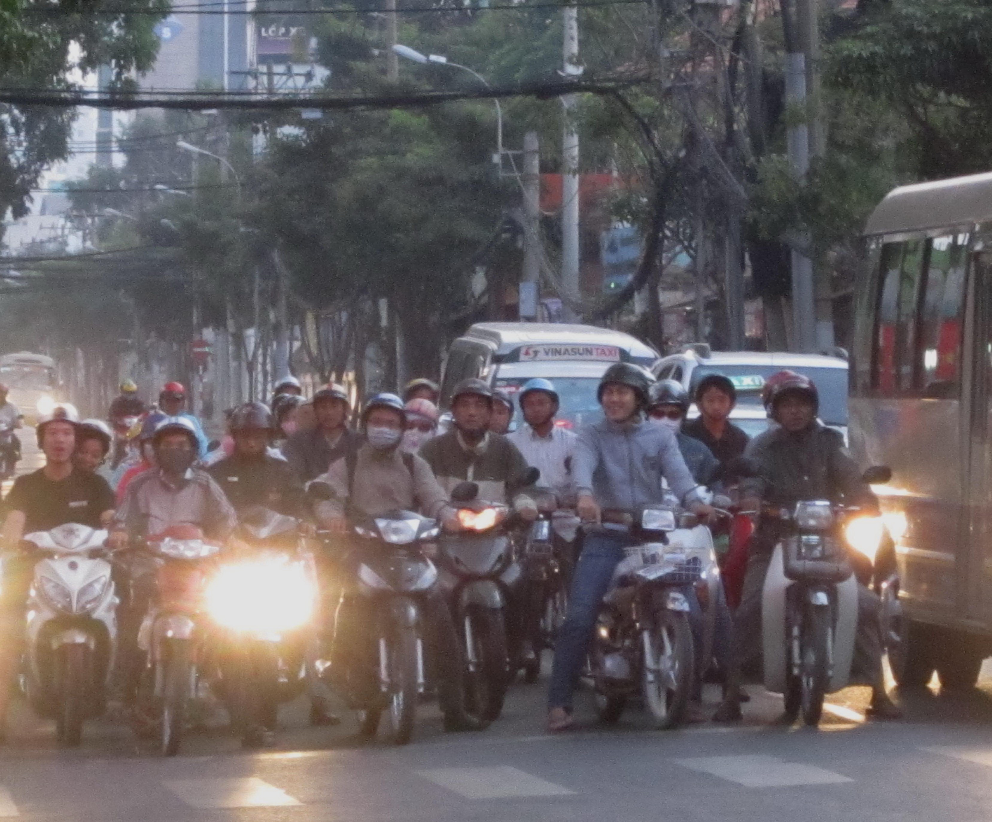 Tiết trời lạnh, t&ecirc; buốt khiến nhiều người phải mặc &aacute;o ấm khi đi đường l&uacute;c s&aacute;ng sớm