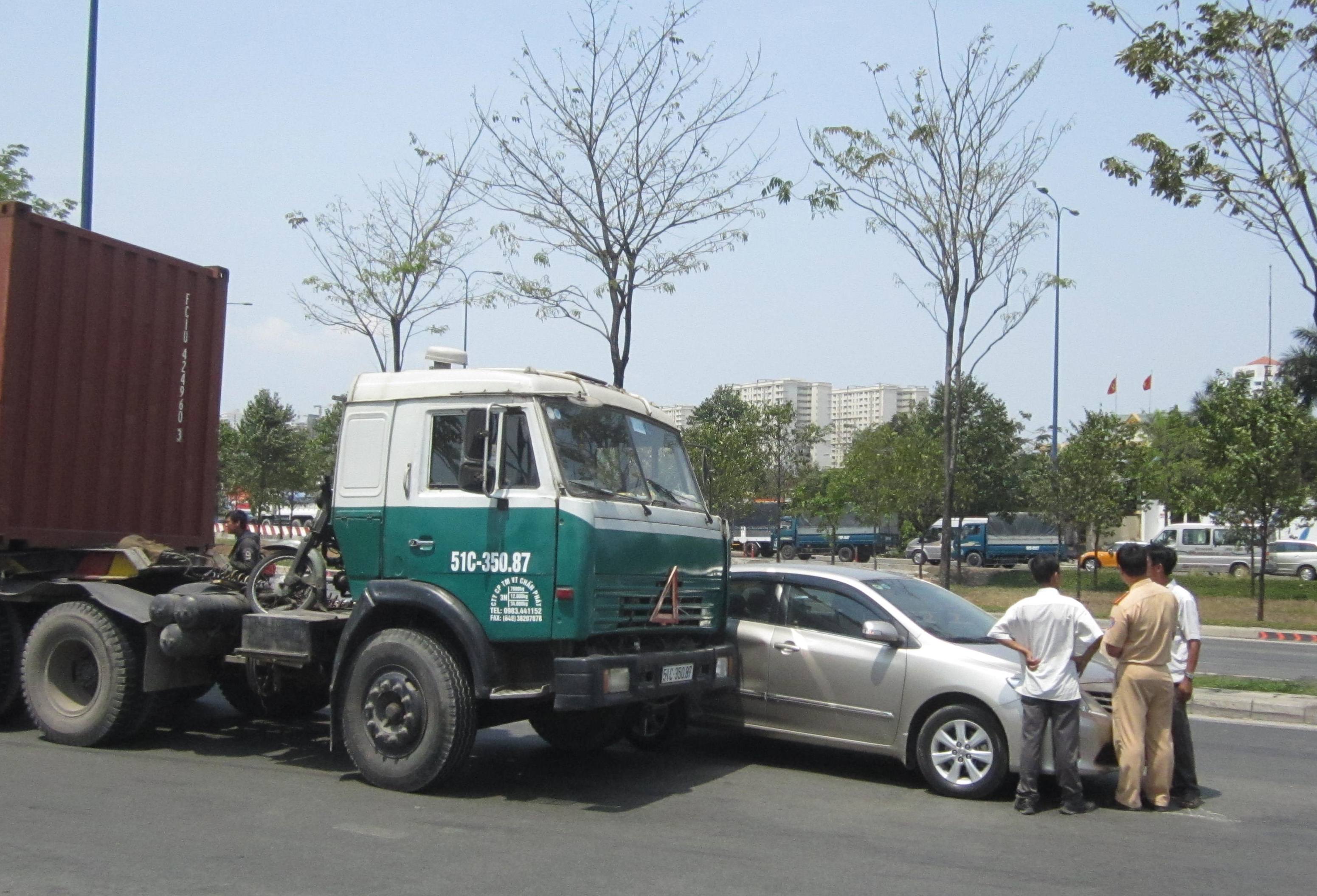 Va chạm nhẹ nhưng xảy ra tại giao lộ khiến giao th&ocirc;ng &ugrave;n tắc