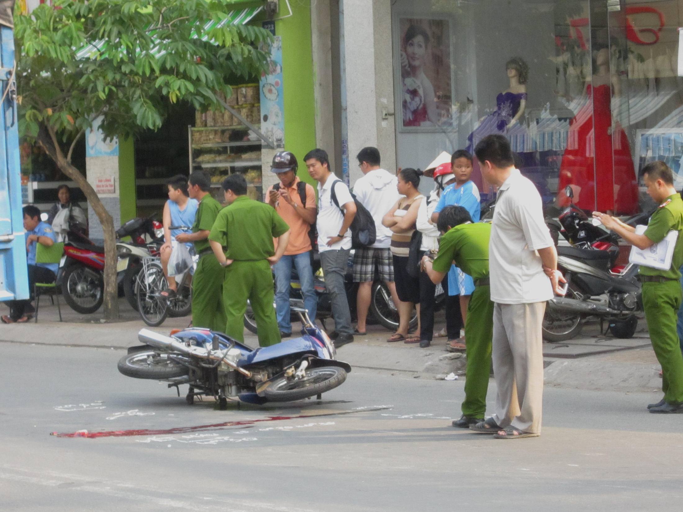  C&ocirc;ng an c&oacute; mặt xử l&yacute; hiện trường vụ tai nạn
