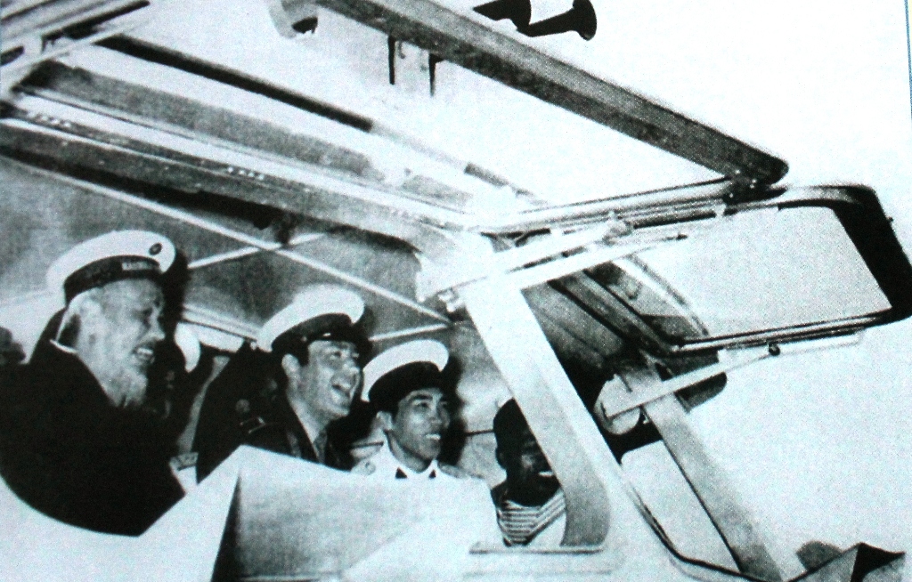  B&aacute;c Hồ v&agrave; anh h&ugrave;ng phi c&ocirc;ng vũ trụ Li&ecirc;n X&ocirc; Gi&eacute;c-man Ti-tốp tr&ecirc;n t&agrave;u Hải L&acirc;m năm 1962