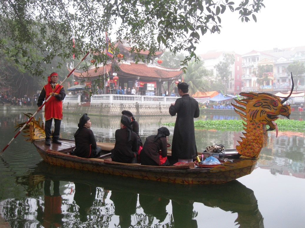 Li&ecirc;̀n anh, li&ecirc;̀n chị hát tại h&ocirc;̀ Thủy Đình - điểm trung t&acirc;m của Hội Lim