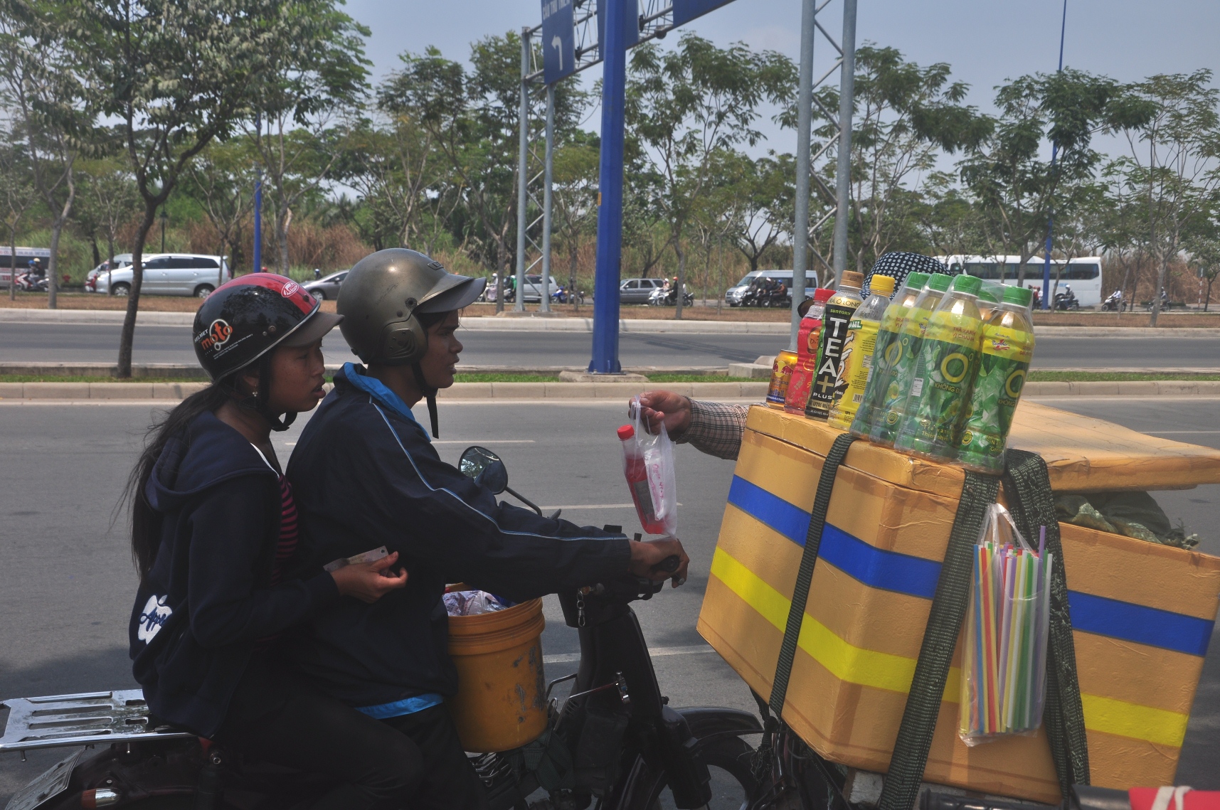 H&agrave;ng nước giải kh&aacute;t ven đường trở n&ecirc;n đắt kh&aacute;ch trong nắng n&oacute;ng
