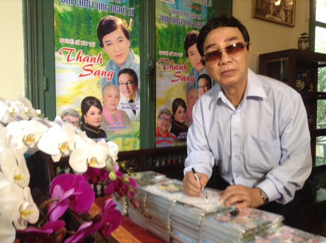 NSƯT Thanh Sang k&yacute; t&ecirc;n tr&ecirc;n dĩa của &ocirc;ng, tặng kh&aacute;n giả h&acirc;m mộ
