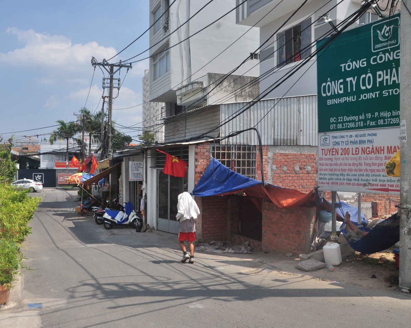 Ng&agrave;y đầu tuần đi l&agrave;m sau kỳ nghỉ lễ d&agrave;i ng&agrave;y, người d&acirc;n phải đối ph&oacute; với c&aacute;i nắng gay gắt