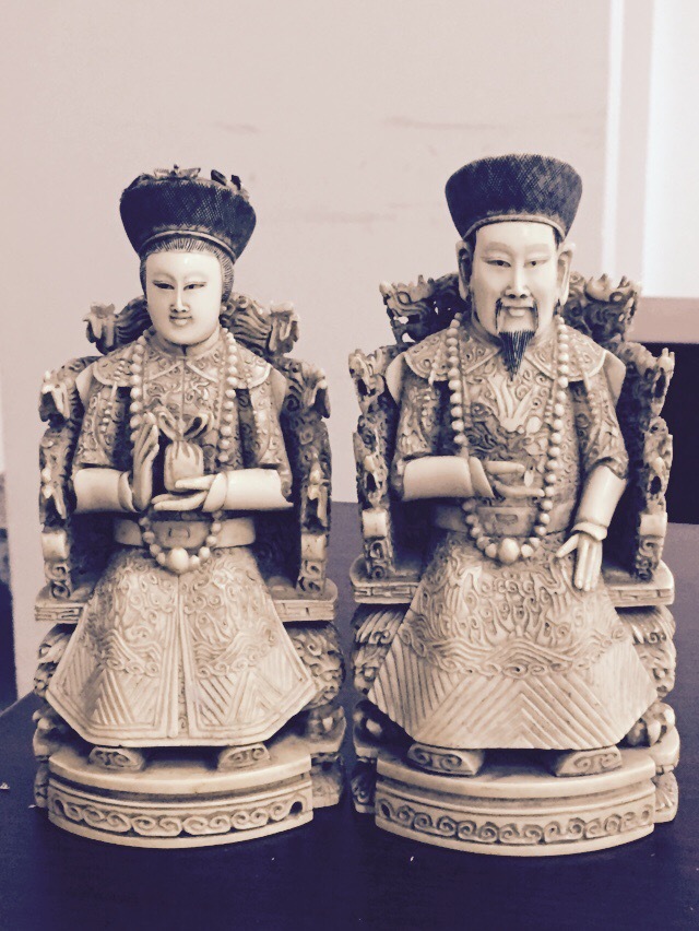 Tượng ng&agrave; voi được khai b&aacute;o l&agrave; b&agrave;n ghế gỗ bị hải quan s&acirc;n bay ph&aacute;t hiện. Ảnh: Chi cục hải quan s&acirc;n bay T&acirc;n Sơn Nhất cung cấp