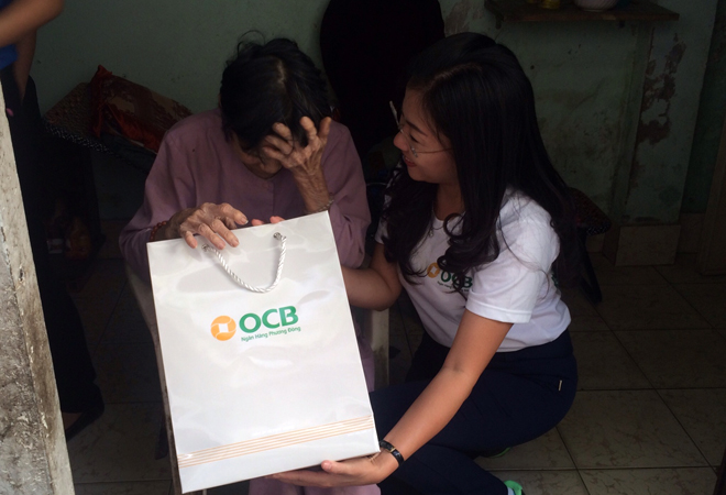 Đại diện OCB trao qu&agrave; cho cụ gi&agrave; neo đơn ở quận 5.