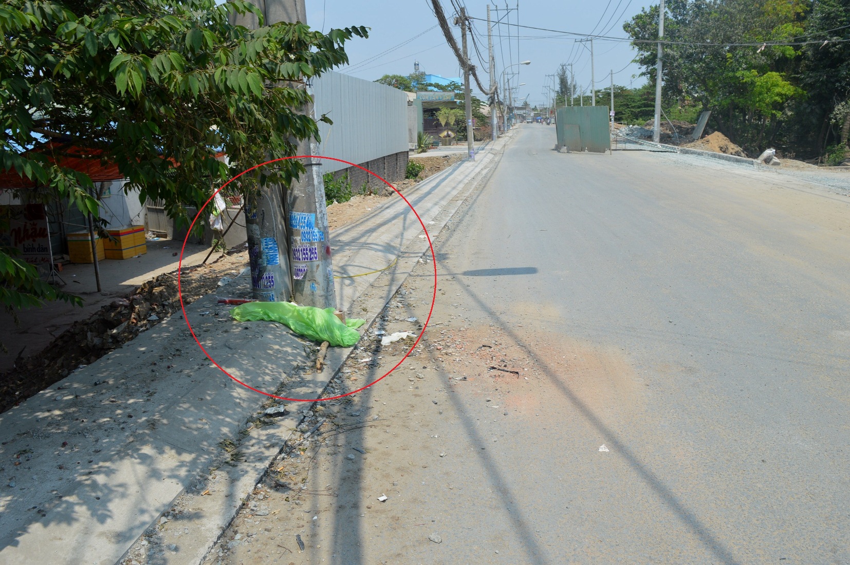 Trụ điện nơi xảy ra vụ tai nạn nghi&ecirc;m trọng l&agrave;m ba người chết