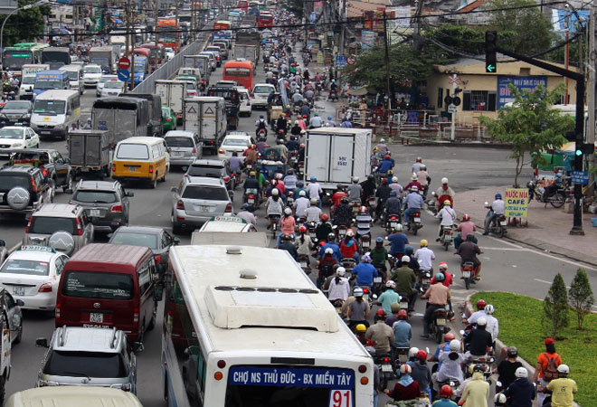 Gi&aacute; xăng dầu tăng gần 2.000 đồng/l&iacute;t nhưng nhiều doanh nghiệp vận tải ở TP HCM tỏ ra thận trọng với kế hoạch tăng gi&aacute; cước (ảnh minh họa)