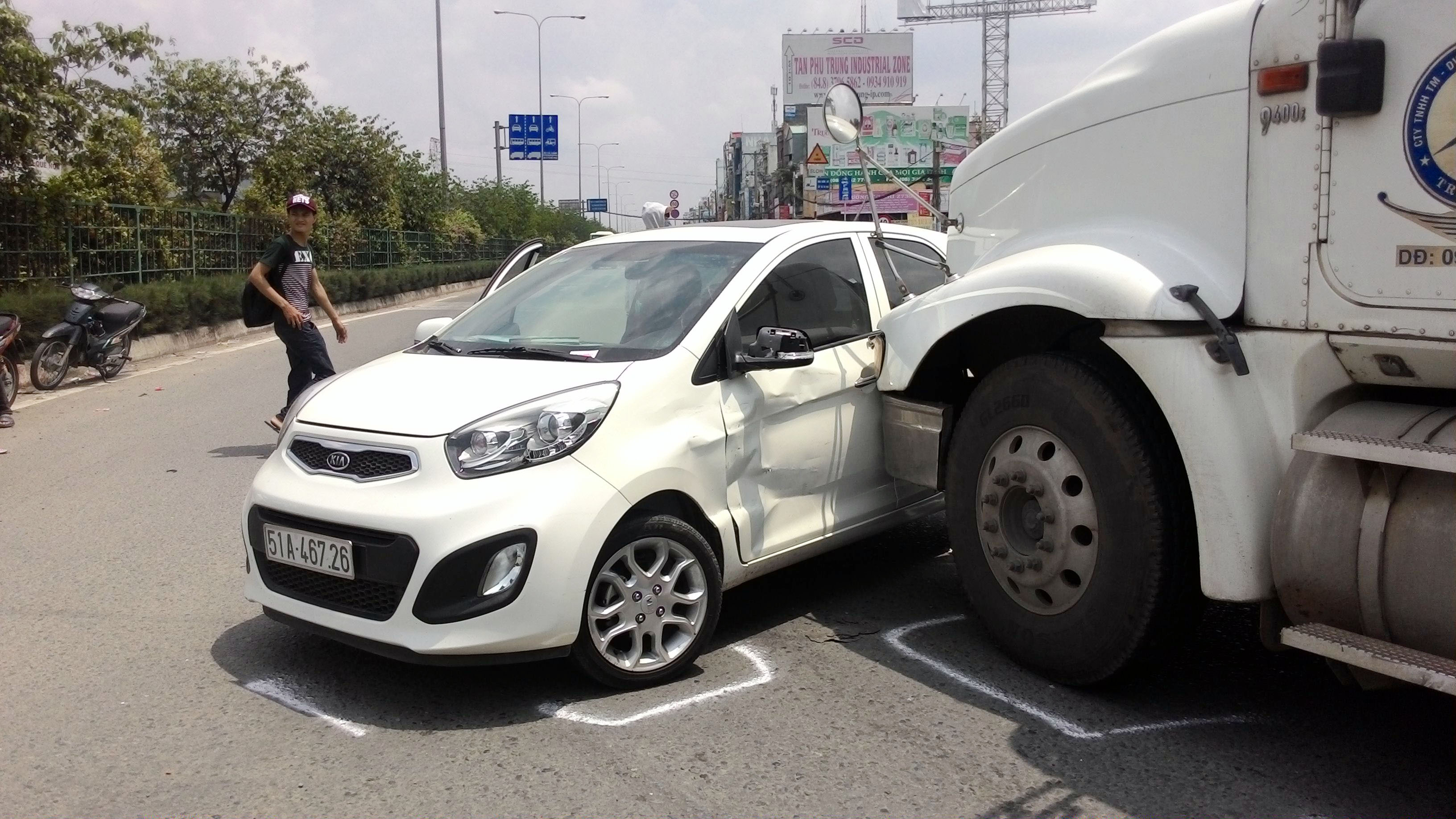 Cắt ngang đầu xe container, xe con bị tông đẩy đi một đoạn