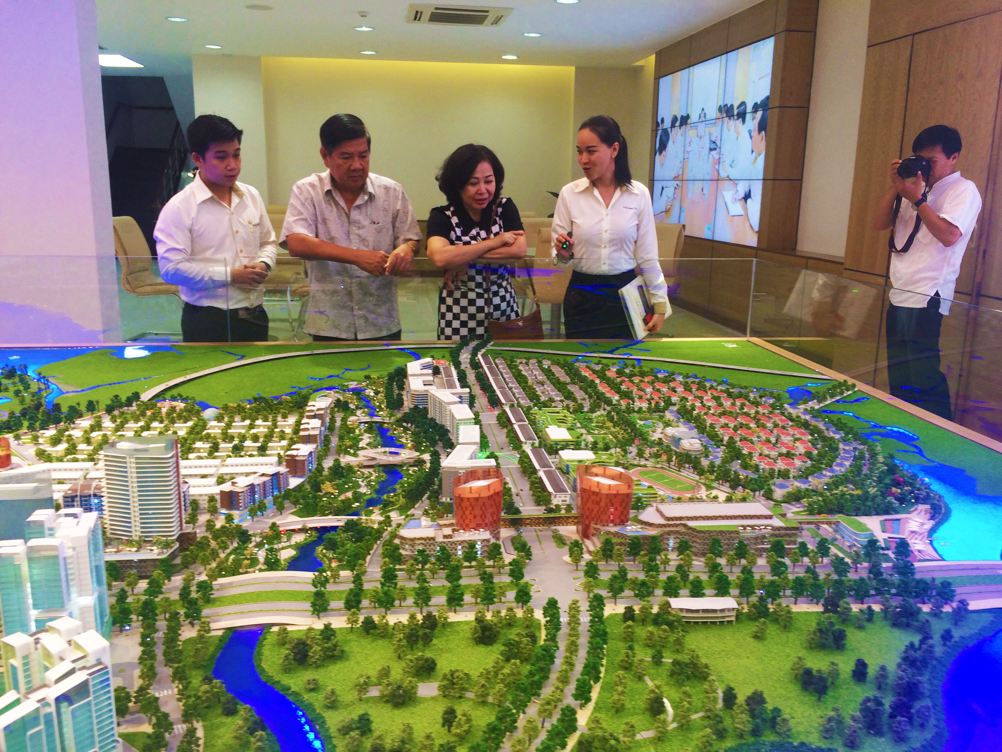 Kh&aacute;ch h&agrave;ng tham quan dự &aacute;n Khu đ&ocirc; thị Sala