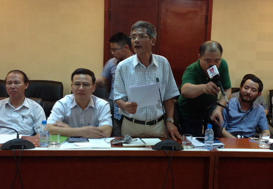 &Ocirc;ng Ho&agrave;ng Văn Bảy, Cục trưởng Cục Quản l&yacute; t&agrave;i nguy&ecirc;n nước (thứ 3 từ tr&aacute;i qua), trả lời c&acirc;u hỏi của b&aacute;o ch&iacute;