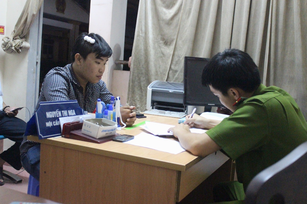 Ph&oacute;ng vi&ecirc;n Linh Ho&agrave;ng đang tr&igrave;nh b&aacute;o vụ việc tại c&ocirc;ng an phường Long Trường (quận 9)