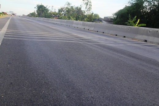 Nắng nóng, đường nhựa quốc lộ 1A lún trên 2,5 cm