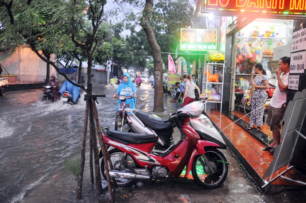 Hoạt đ&ocirc;ng bu&ocirc;n b&aacute;n của c&aacute;c hộ d&acirc;n hai b&ecirc;n đường Nguyễn Văn Qu&aacute; bị ế ẩm nghi&ecirc;m trọng