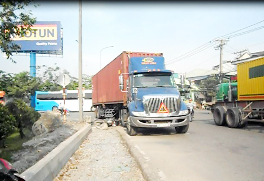 Chiếc xe container va chạm với xe của chị Ngọc