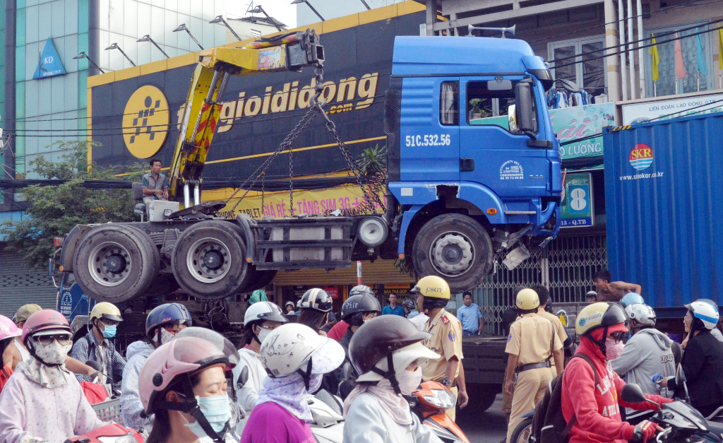Chiếc xe container bất ngờ nổ lốp dẫn đến mất l&aacute;i đ&acirc;m g&atilde;y h&agrave;ng chục m&eacute;t dải ph&acirc;n c&aacute;ch tr&ecirc;n đường Trường Chinh.