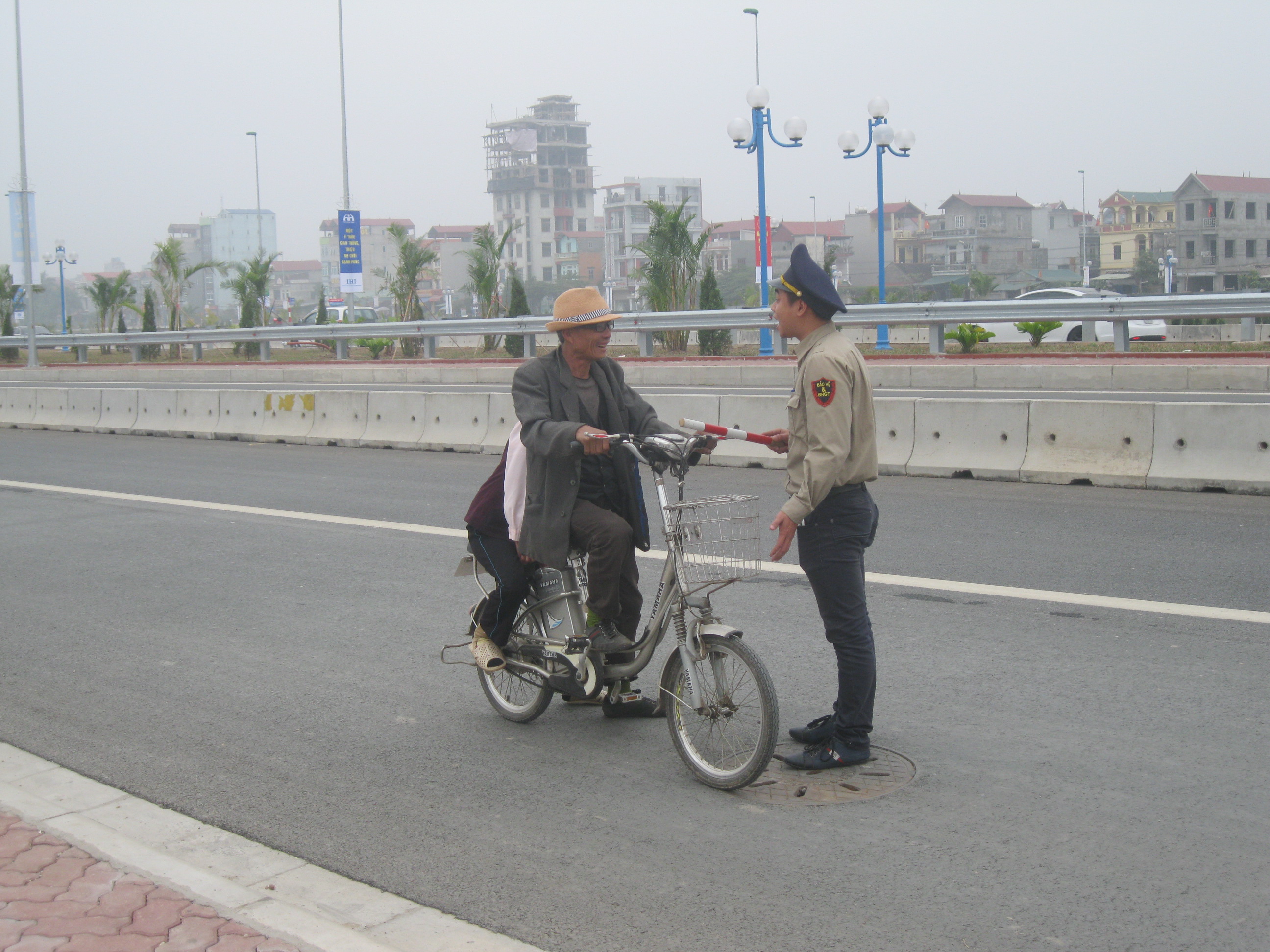 Lực lượng bảo vệ cầu Nhật t&acirc;n đang giải th&iacute;ch phương tiện kh&ocirc;ng đủ điều kiện tham gia lưu th&ocirc;ng tr&ecirc;n c&acirc;y cầu