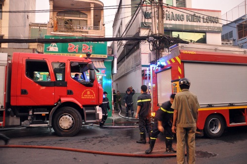 Cháy nhà trong hẻm, 3 trẻ em kịp thoát ra ngoài