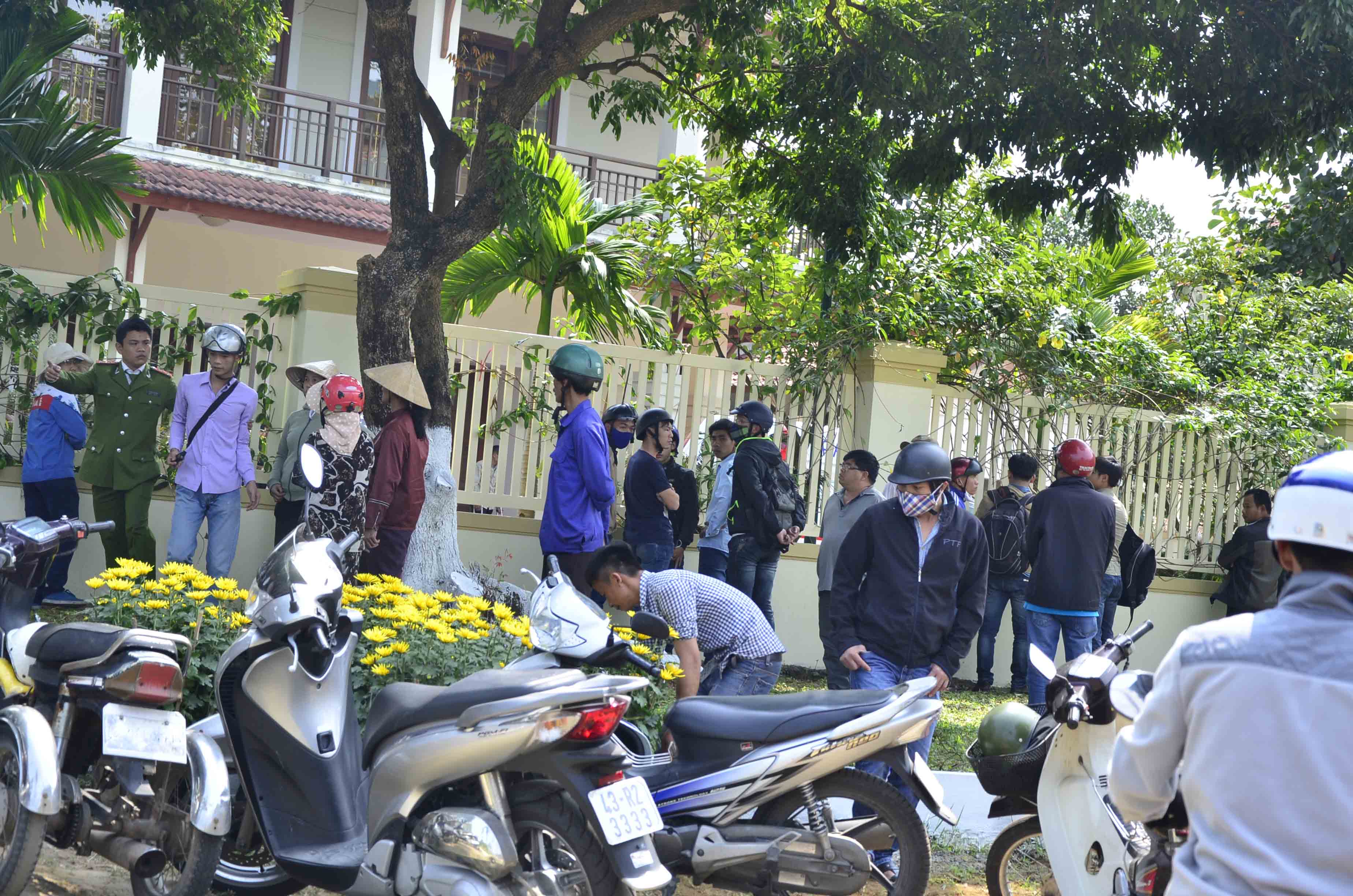 Người d&acirc;n tụ tập rất đ&ocirc;ng trước cổng nh&agrave; &ocirc;ng Thanh