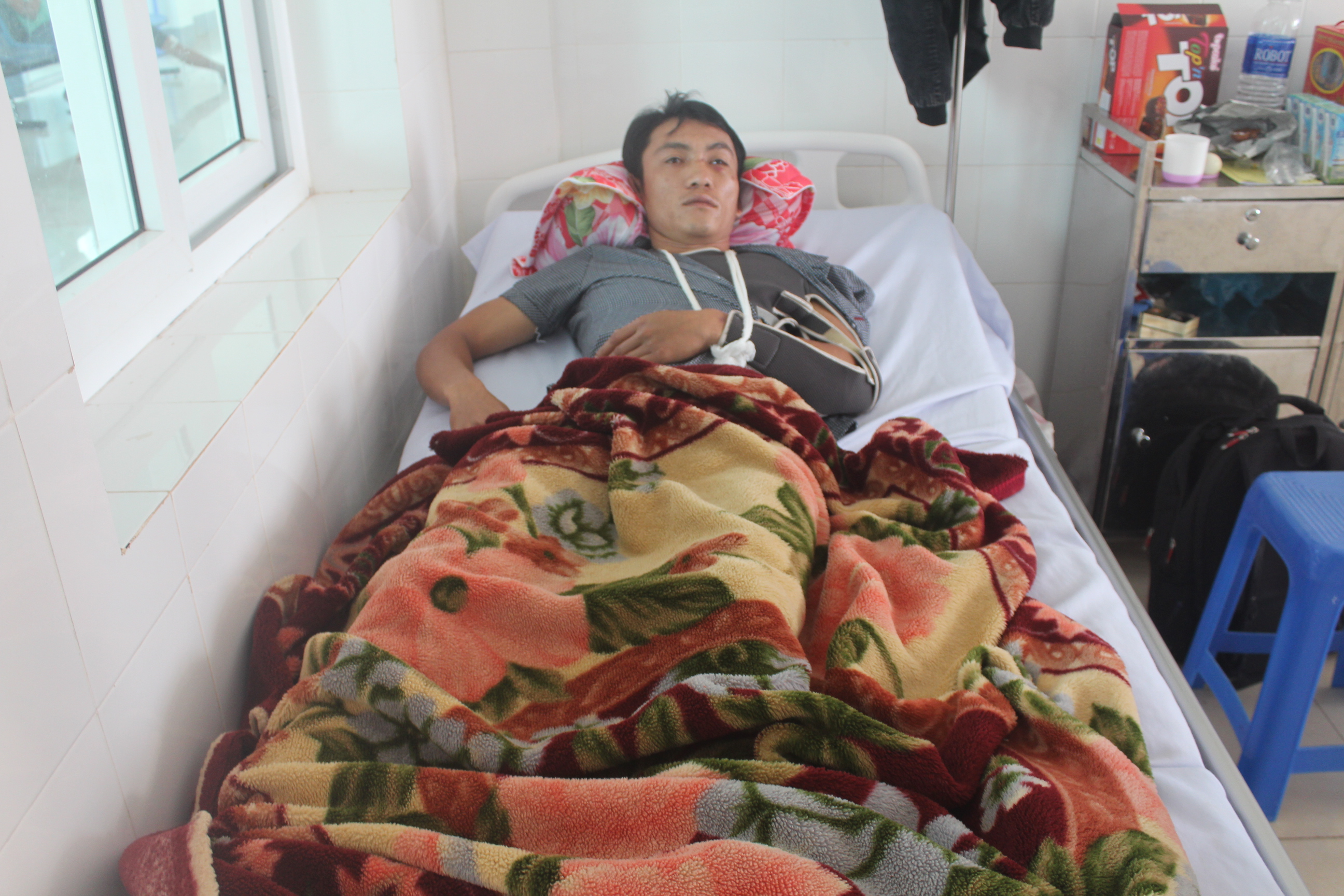 Anh Tuấn bị chém gãy xương đòn vai, xương cánh tay trái, gãy xoang mũi