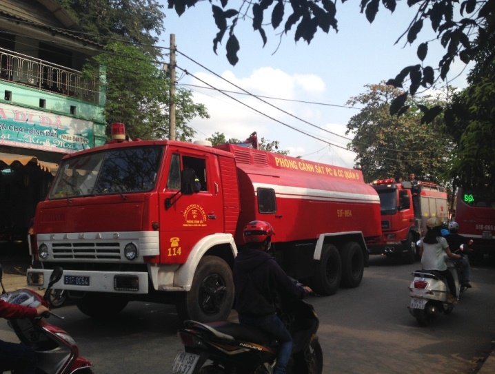 Lực lượng PCCC c&oacute; mặt tại hiện trường ứng cứu