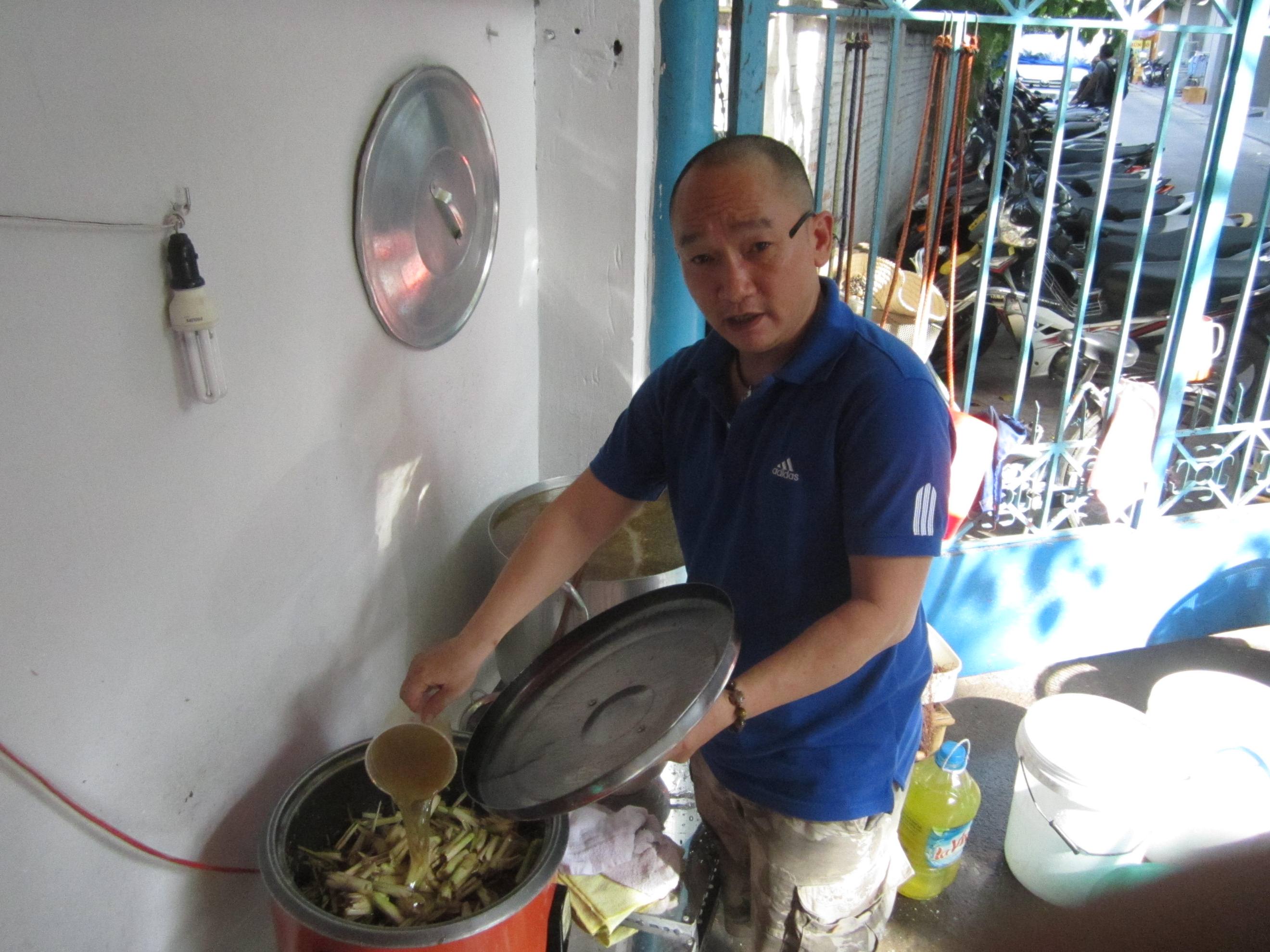 &Ocirc;ng Dũng, chủ qu&aacute;n B&uacute;n B&ograve; G&acirc;n đang kể lại vụ c&aacute;n bộ phường tịch thu bảng quảng c&aacute;o