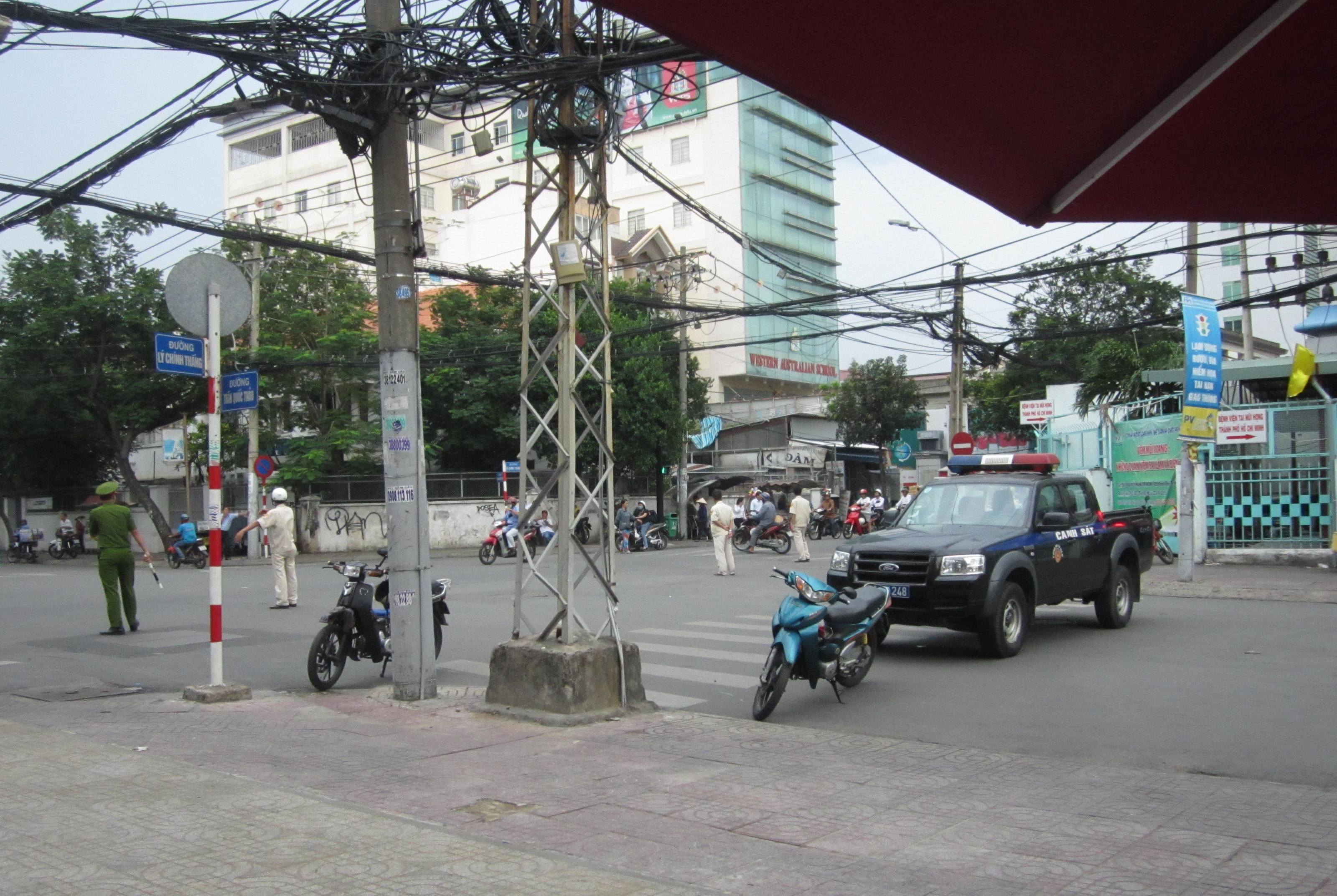 Cơ quan chức năng tiến h&agrave;nh phong tỏa đường Trần Quốc Thảo (đoạn trước bệnh viện Tai Mũi Họng TP HCM) để phục vụ c&ocirc;ng t&aacute;c cưỡng chế
