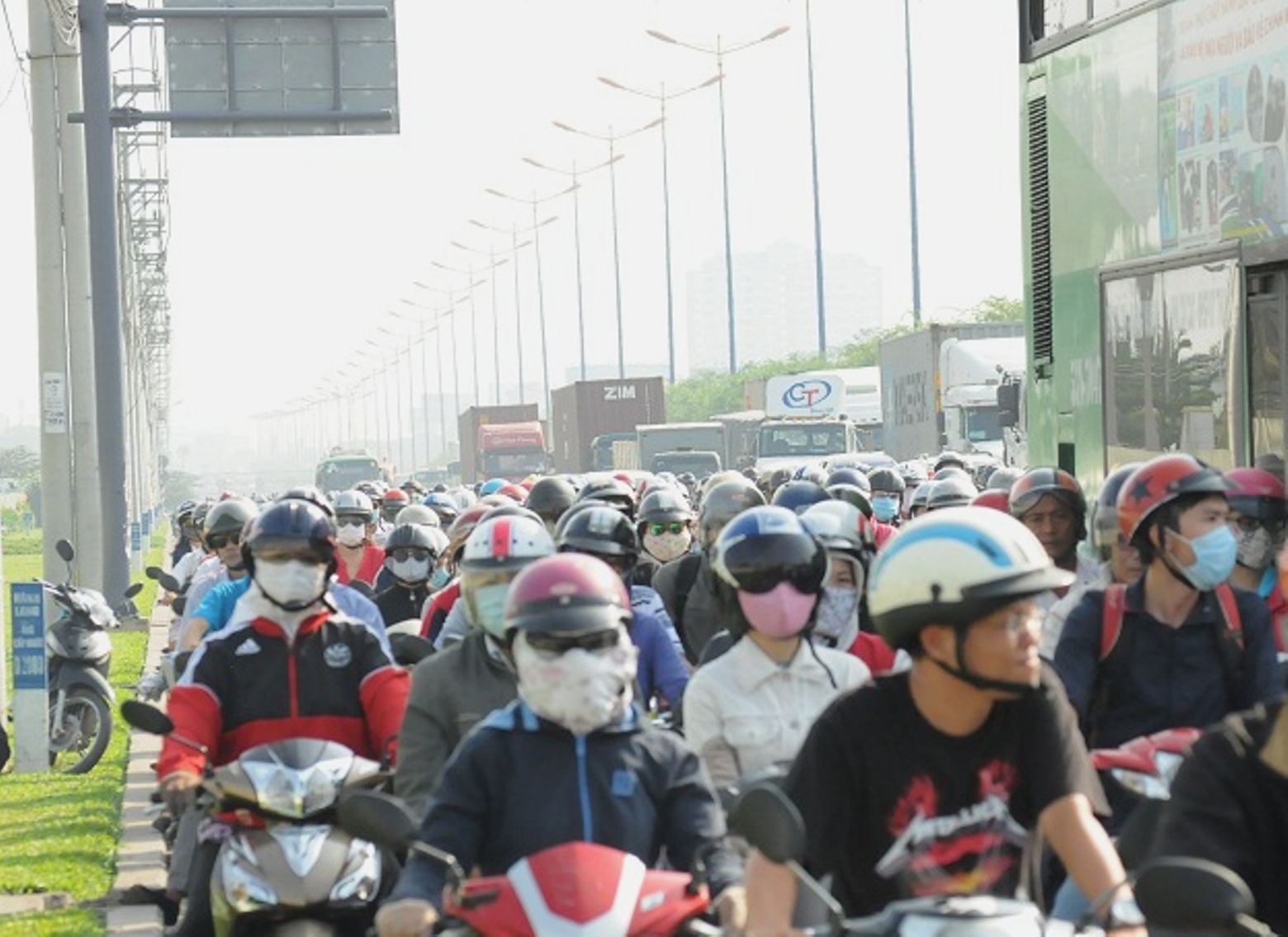 Vụ tai nạn l&agrave;m giao th&ocirc;ng qua khu vực &ugrave;n ứ