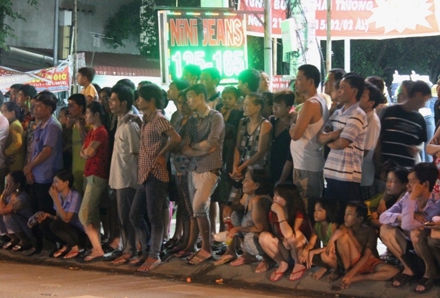 H&agrave;ng trăm người d&acirc;n v&acirc;y k&iacute;n hiện trường theo d&otilde;i vụ tai nạn