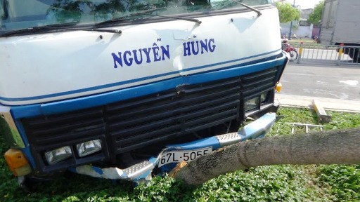 Chiếc xe tải g&acirc;y tai nạn chỉ dừng lại khi đ&acirc;m v&agrave;o gốc c&acirc;y