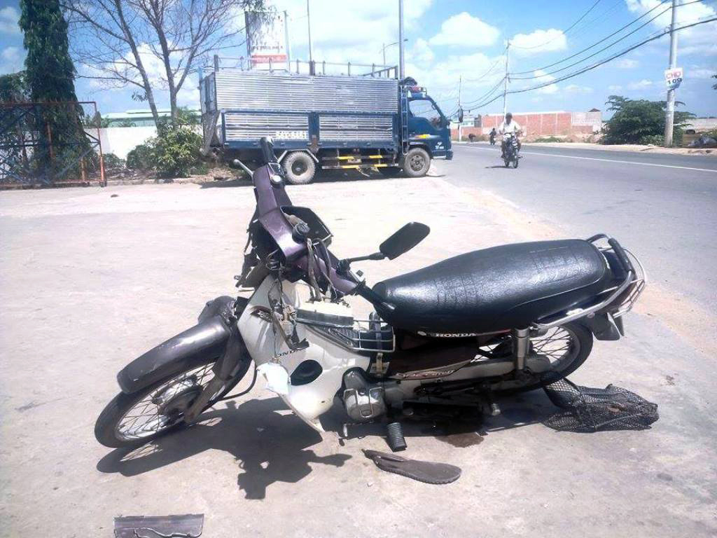 Đâm ngang hông xe tải khiến nam thanh niên nguy kịch.