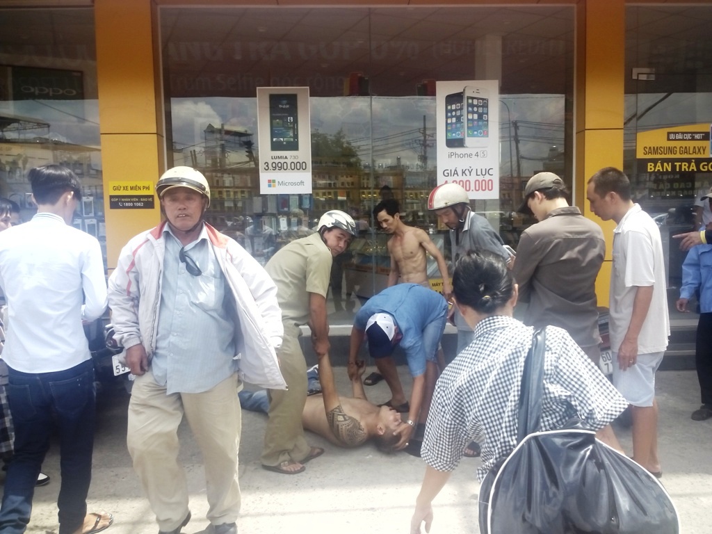 Lực lượng chức năng c&oacute; mặt đưa nam thanh ni&ecirc;n người nước ngo&agrave;i nghi ph&ecirc; ng&aacute;o đ&aacute; về c&ocirc;ng an phường xử l&yacute;