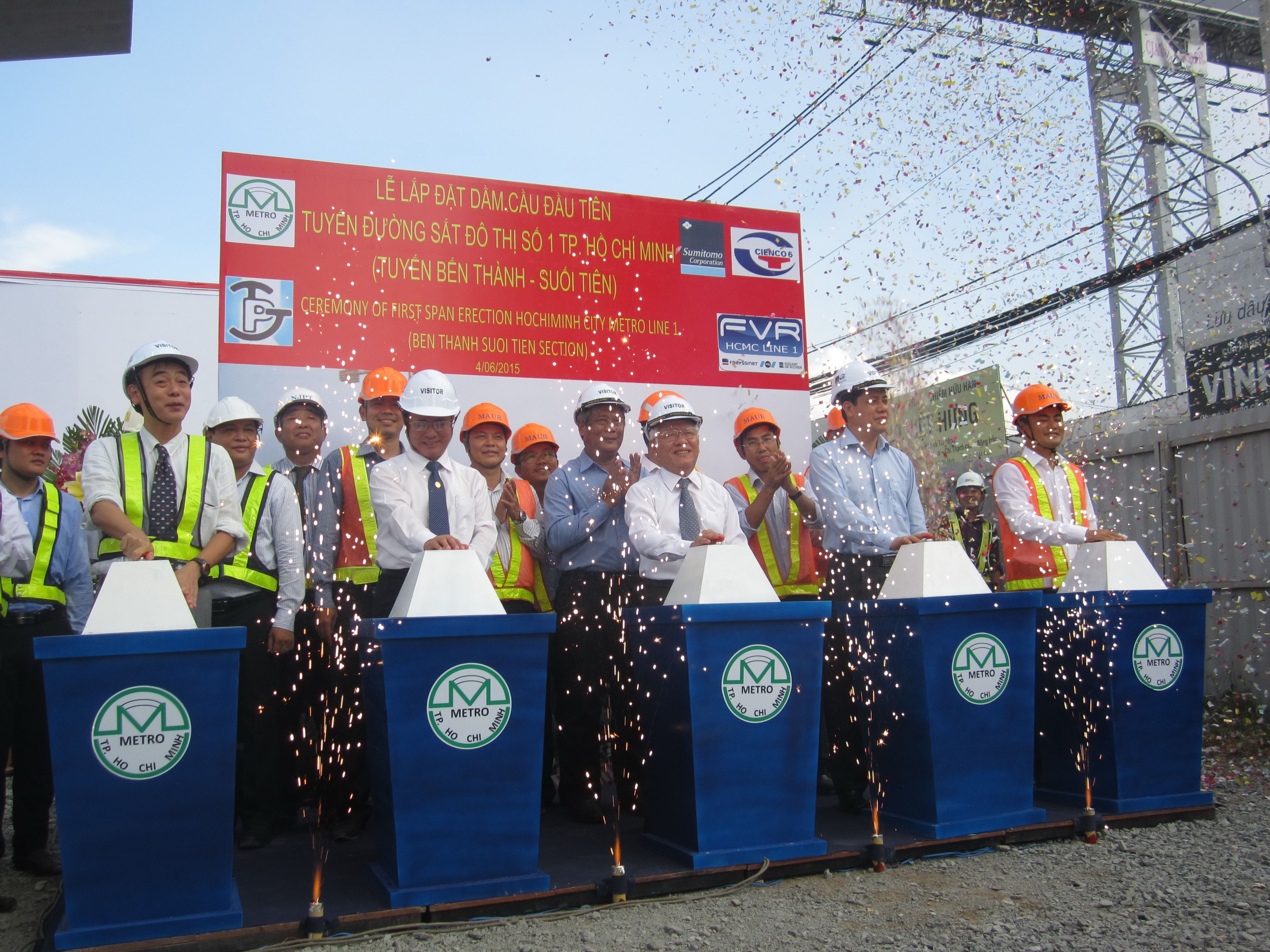 Thứ trưởng Bộ GTVT Nguyễn Ngọc Đ&ocirc;ng c&ugrave;ng l&atilde;nh đạo UBND TP HCM v&agrave; tỉnh B&igrave;nh Dương thực hiện nghi thức lắp đặt đốt dầm đầu ti&ecirc;n của tuyến metro số 1 s&aacute;ng 4-6