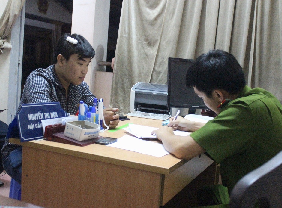 PV Linh Ho&agrave;ng l&agrave;m việc c&ugrave;ng C&ocirc;ng an phường Long Trường, quận 9 sau vụ h&agrave;nh hung (ảnh: G.M)