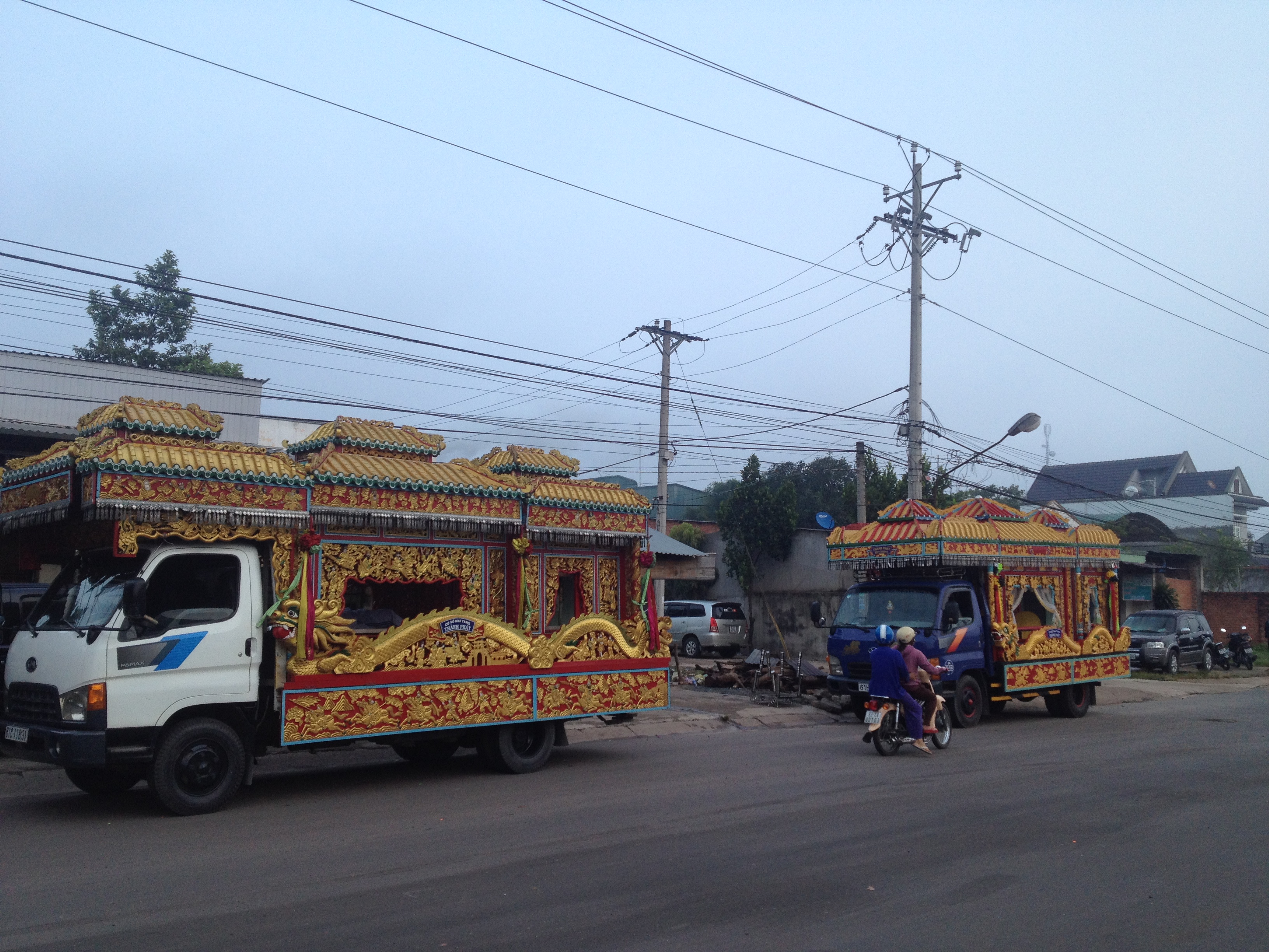Xe rồng chuẩn bị di chuyển về nghĩa trang