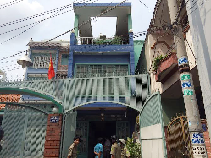 Bé gái 8 tuổi trốn trong nhà vệ sinh trên lầu 2 của căn nhà cháy để tránh ngạt khói.