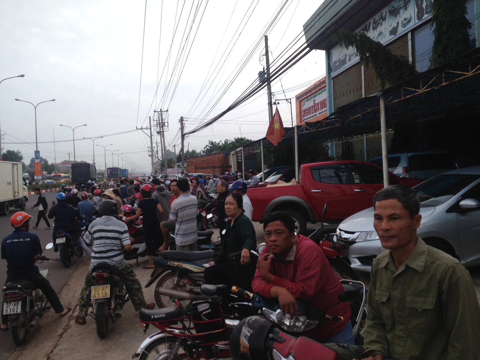 Nghi phạm đ&atilde; bị bắt nhưng người d&acirc;n vẫn chưa hết b&agrave;ng ho&agrave;ng