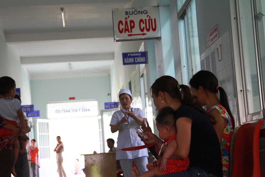 Trẻ em nhập viện điều trị tăng đột biến trong những ng&agrave;y gần đ&acirc;y do nắng n&oacute;ng gay gắt  Ảnh: Tr.Thường.