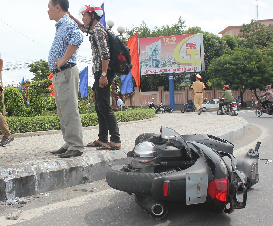 Xe SH hư hỏng năm trên mặt đường.