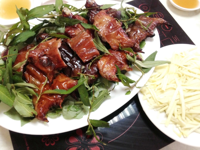 Nhiều người cứ nh&igrave;n thấy chuột l&agrave; khiếp sợ nhưng với người d&acirc;n nơi đ&acirc;y, chuột đ&atilde; trở th&agrave;nh con vật, m&oacute;n ăn qu&aacute; quen thuộc. Đ&acirc;y cũng l&agrave; m&oacute;n nhậu kh&ocirc;ng thể thiếu trong thực đơn tại c&aacute;c nh&agrave; h&agrave;ng lớn trong khu vực.
