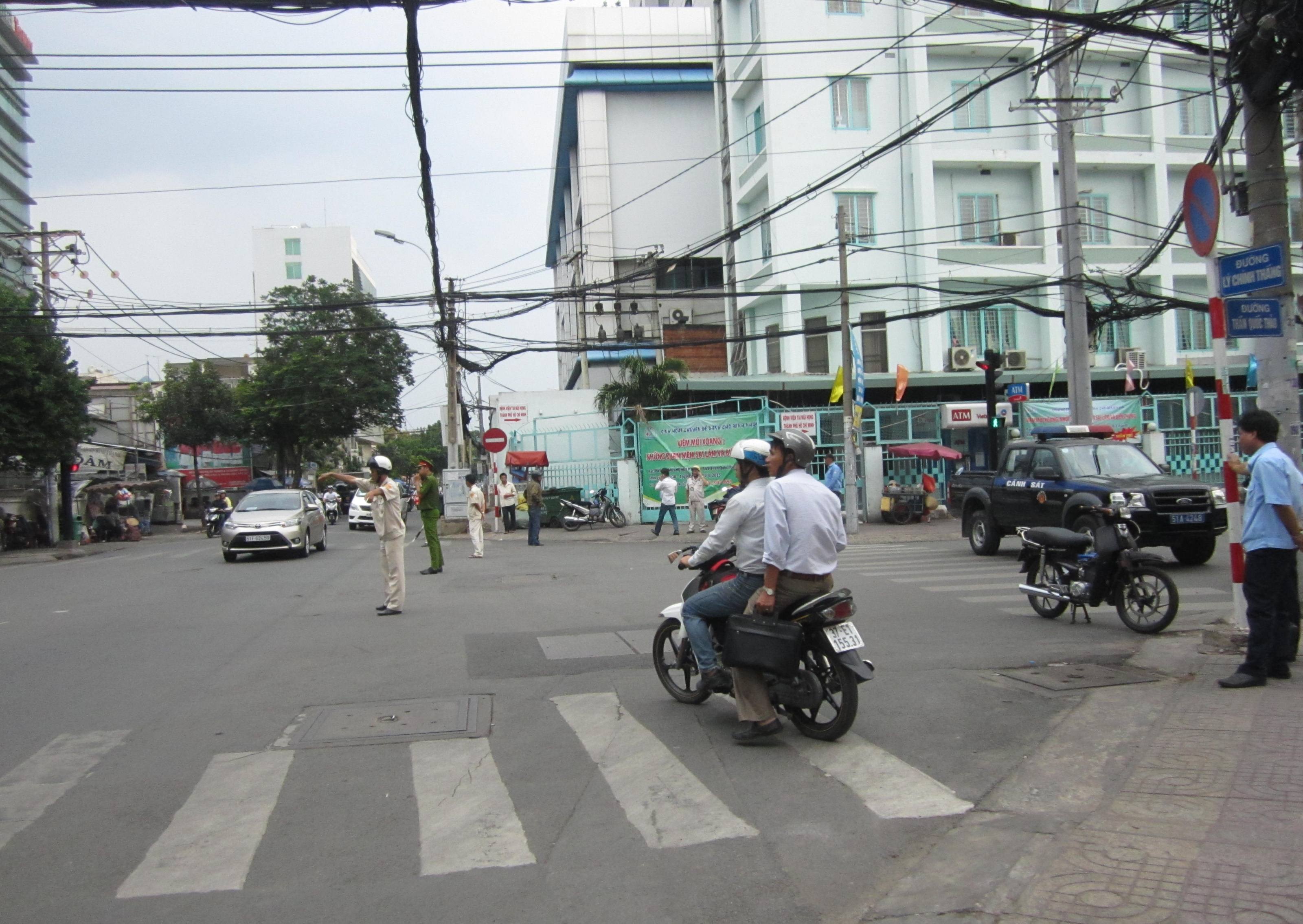 Nhiều người điều khiển phương tiện gặp l&uacute;ng t&uacute;ng khi tuyến đường bị phong tỏa.