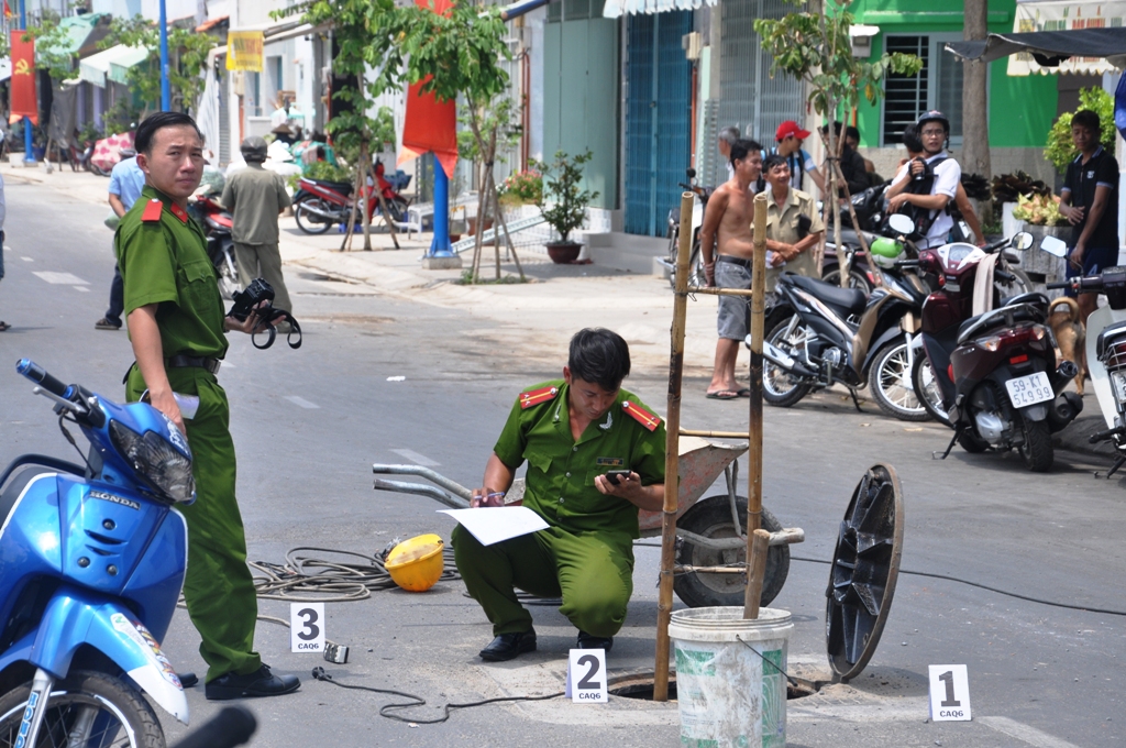 C&ocirc;ng an c&oacute; mặt kh&aacute;m nghiệm hiện trường điều tra vụ việc
