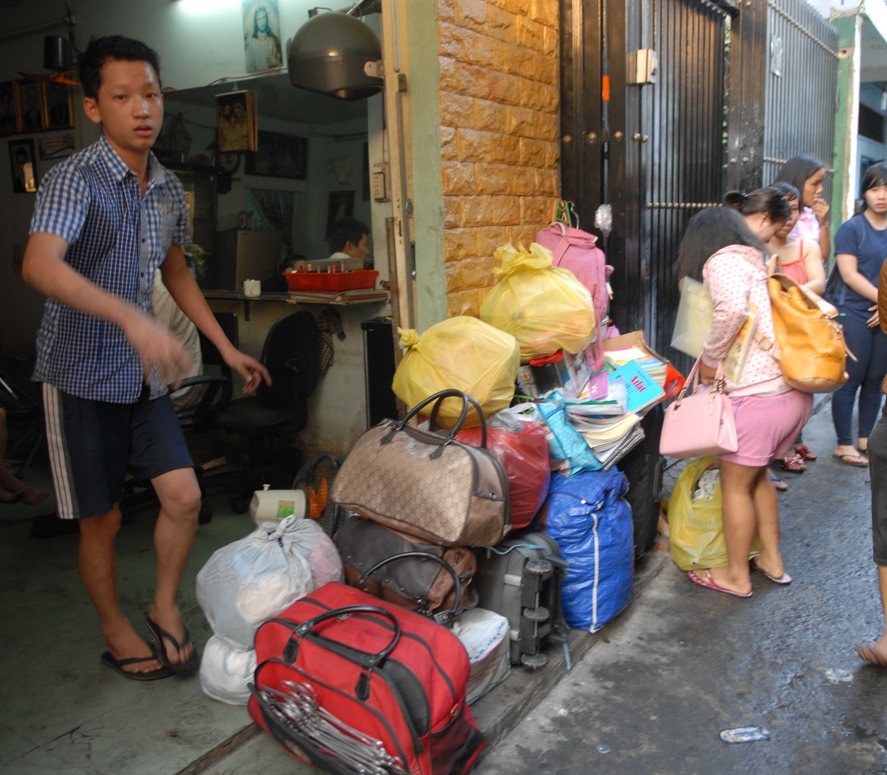 Nhiều người sợ lửa cháy lan đã khuân chuyển đồ đạc ra ngoài
