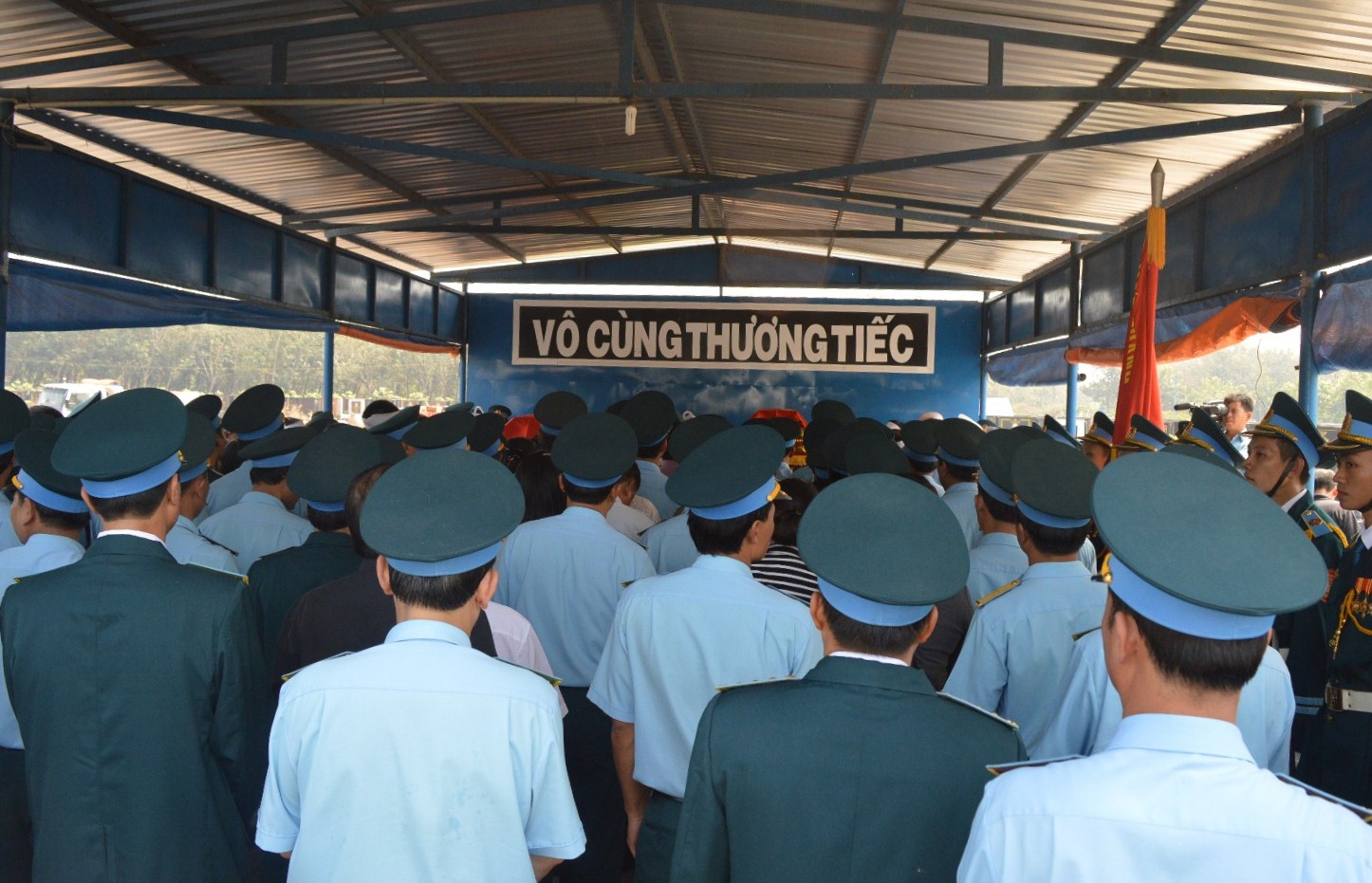 Kh&ocirc;ng kh&iacute; trang nghi&ecirc;m trong ph&uacute;t tưởng niệm