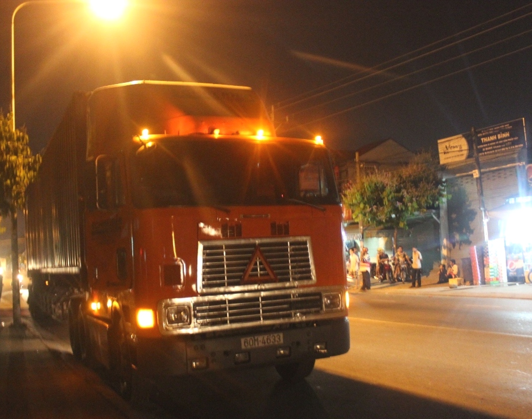Chiếc xe container kh&ocirc;ng kịp xử l&yacute;, c&aacute;n qua người nạn nh&acirc;n